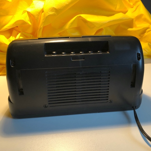 Lenoxx Sound Dual Alarm Clock Radio - Picture 4 of 8